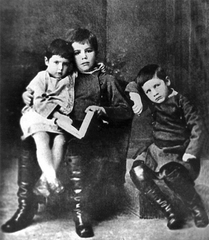 Сергей Дягилев в детстве (сидит в центре)