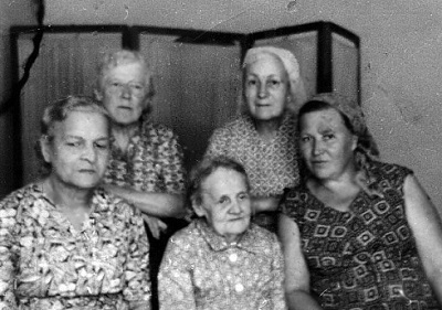 З.Н. Чунихина (слева во втором ряду) среди бывших харбинок. Черногорск. 1970-е гг.