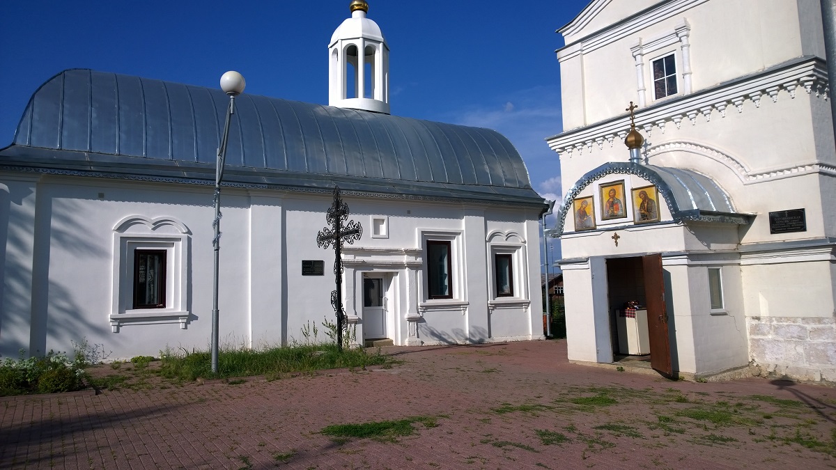 Богоявленская (справа) и Казанская (слева) церкви. 