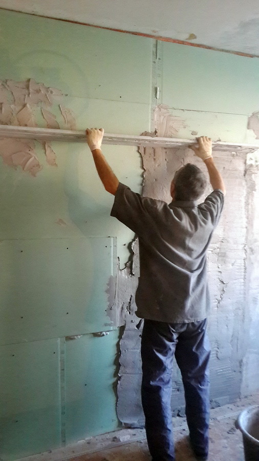 Произведено оштукатуривание стен в несколько слоёв.