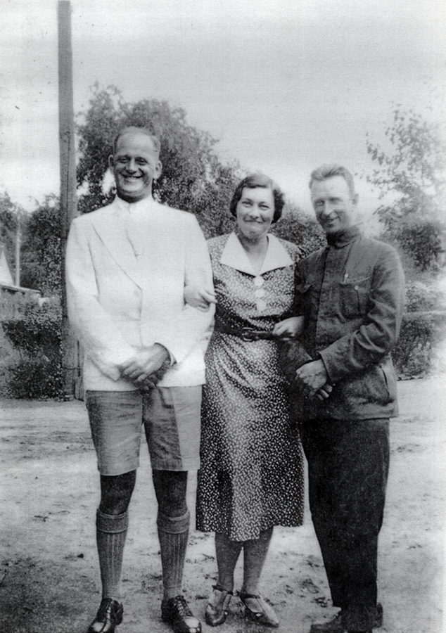 Слева направо: М.В. Инге, Е.П. Инге, Б.Н. Абрамов.