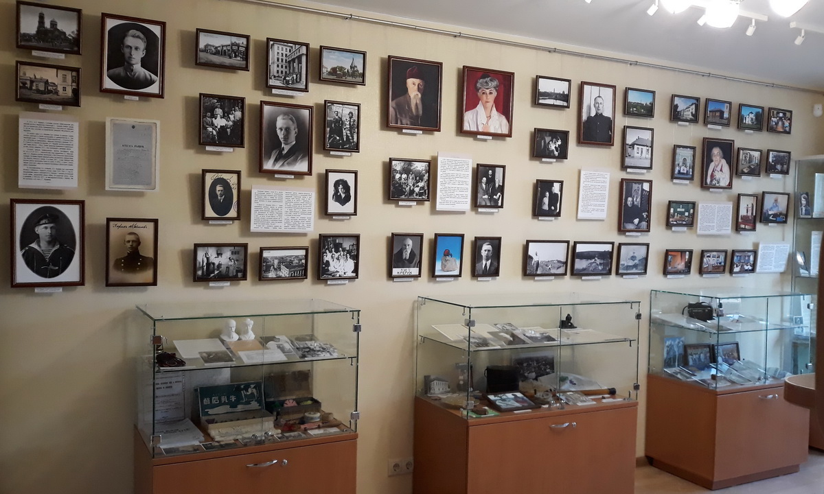 Большая комната Музея Б.Н. Абрамова посвящена его жизни и творчеству.
