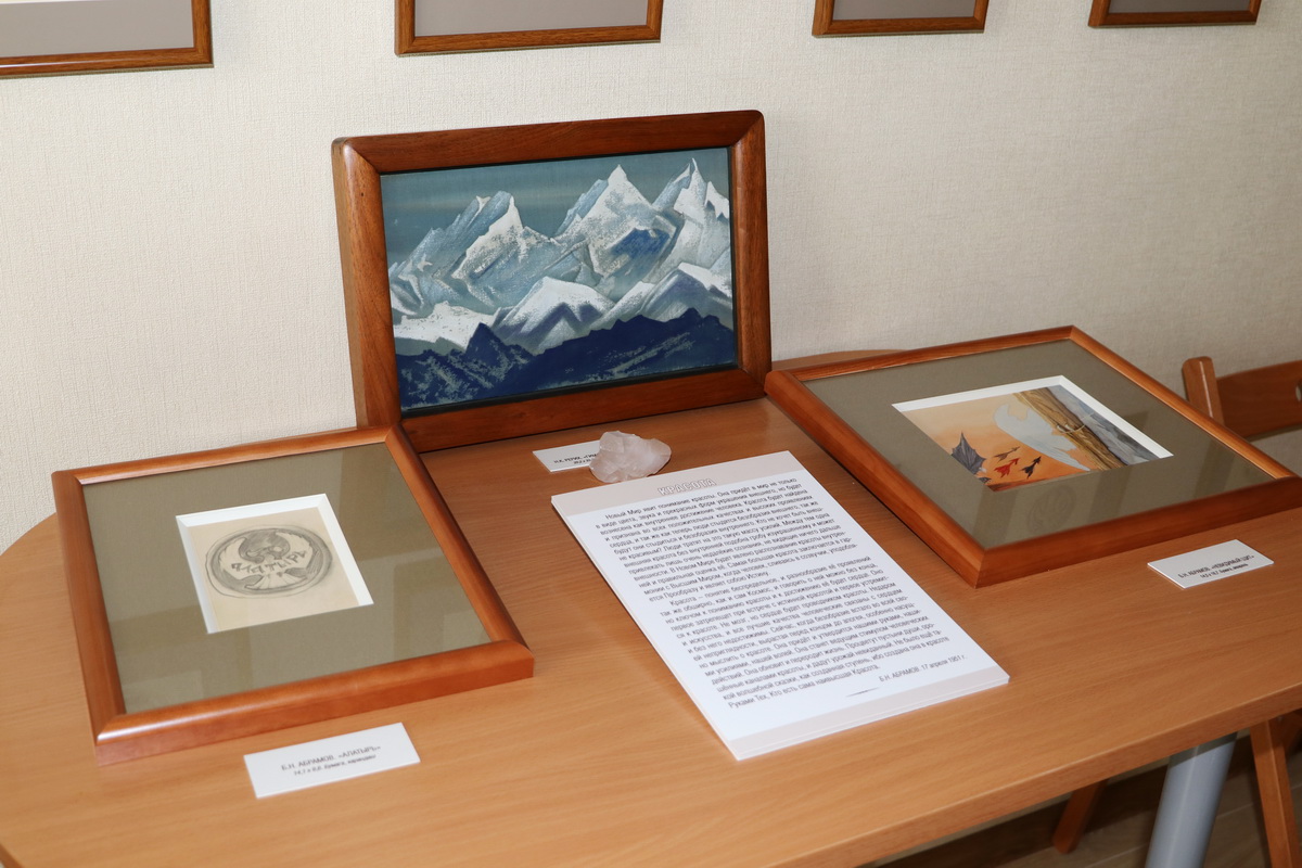 Подлинные картины в день открытия Музея Б.Н. Абрамова.
