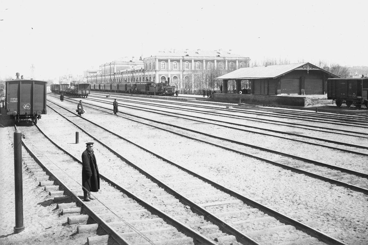 Здание и железнодорожные пути Московско-Курского Нижегородского вокзала.