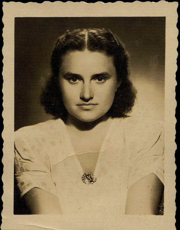 Ольга Стефановна Кулинич (в замуж. Коренева, ок. 1921-2011). Член младшего "Содружества" в г. Харбине. Фотография была послана Е.И. Рерих.