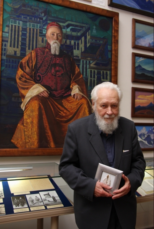 Б.А. Данилов с почетным знаком «Меч мужества» в общественном Музее имени Н.К. Рериха. 