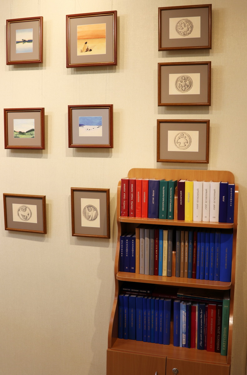 Книжный шкаф с книгами Учения Живой Этики, "Гранями Агни Йоги" и современными изданиями о жизни и творчестве Б.Н. Абрамова.