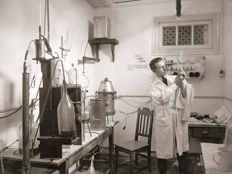 Б.Н. Абрамов в химической лаборатории.