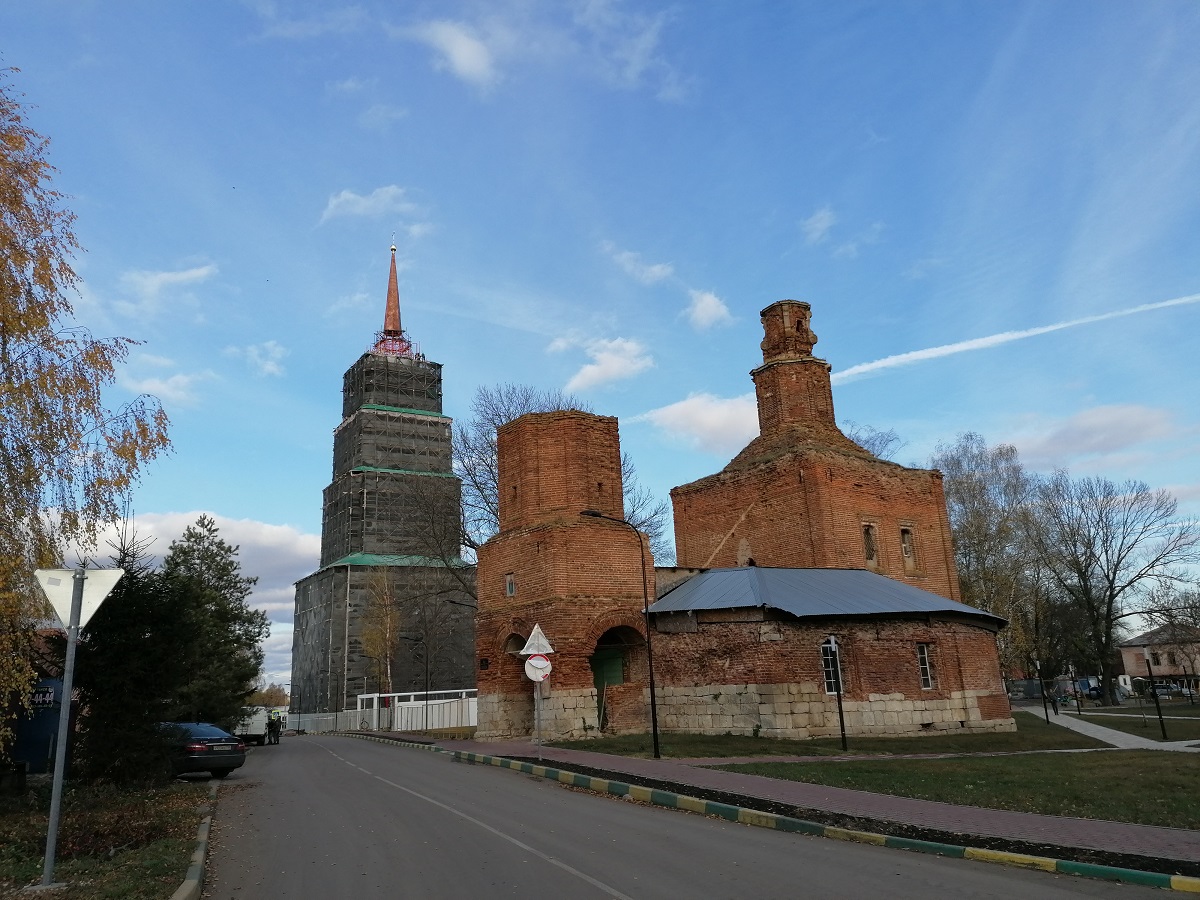 Покровский храм и колокольня Николаевской церкви.