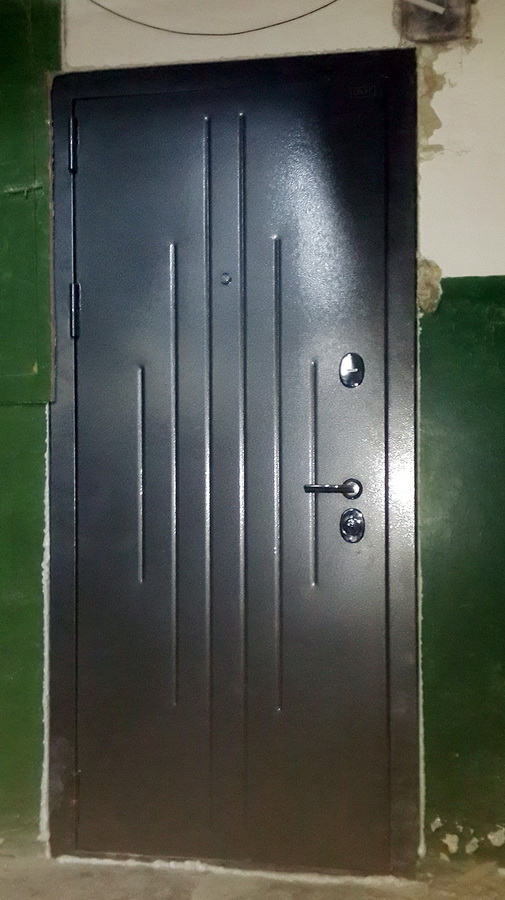 Установлена входная металлическая дверь, изготовленная на московской фабрике.