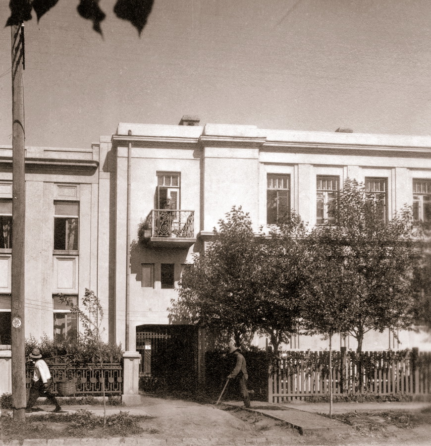 На балконе - Н.К. Рерих. Июнь - ноябрь 1934 г. Харбин, Маньчжурия.