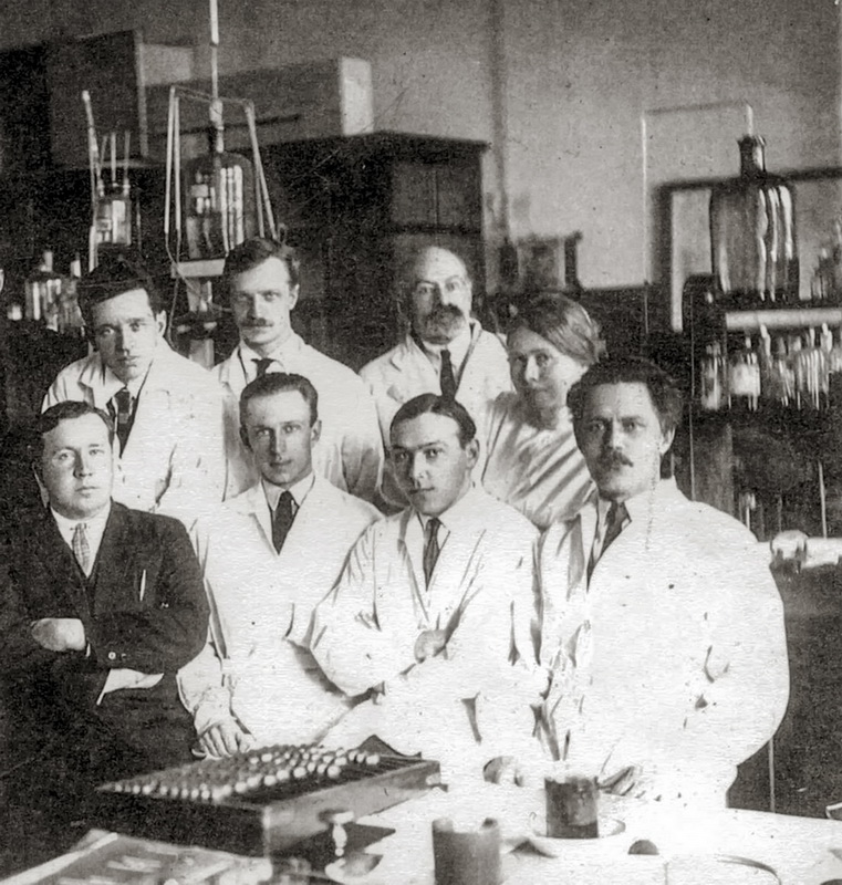 Б.Н. Абрамов (в первом ряду, второй слева) с сотрудниками сельскохозяйственной лаборатории. 1920-е годы. Харбин, Китай.