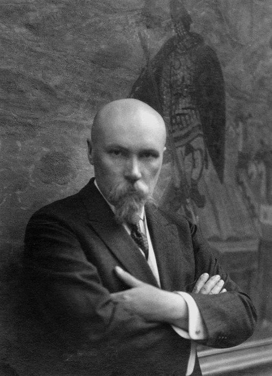 Н.К. Рерих на фоне картины «Варяжское море». 1921 г.