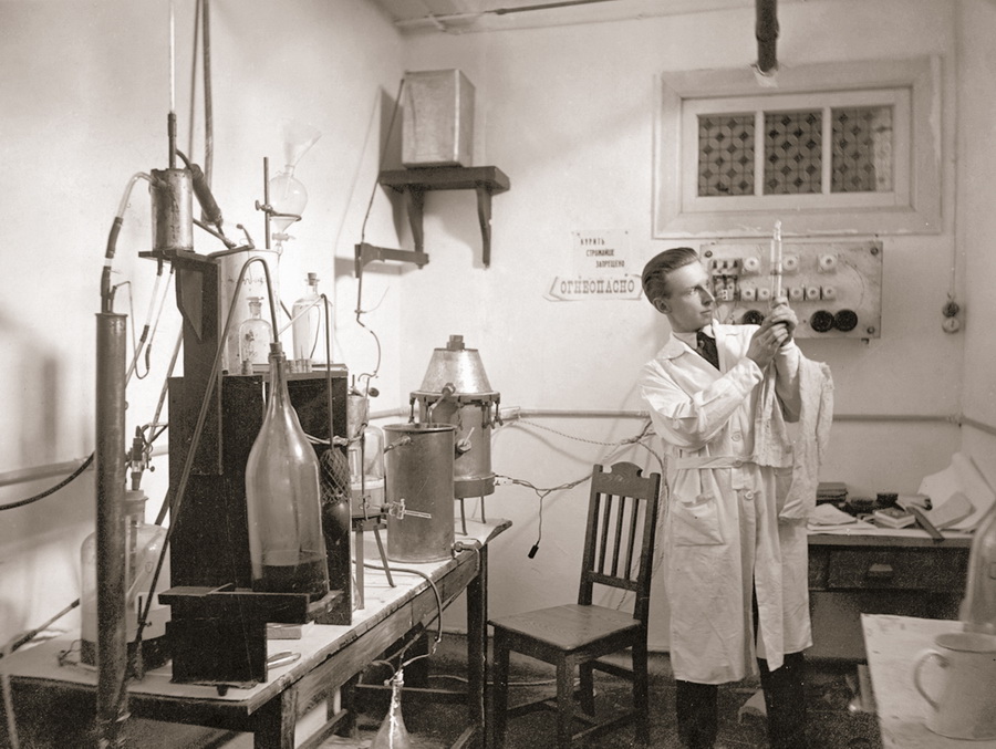 Б.Н. Абрамов в химической лаборатории. 20 мая 1926 г. Харбин, Китай.
